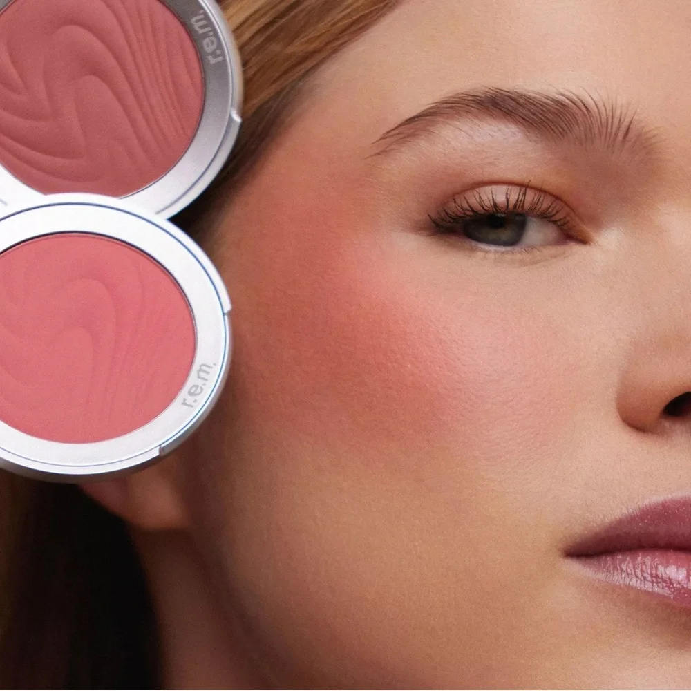 r.e.m. beauty Hypernova Satin Matte Blush - Rose On Mars
